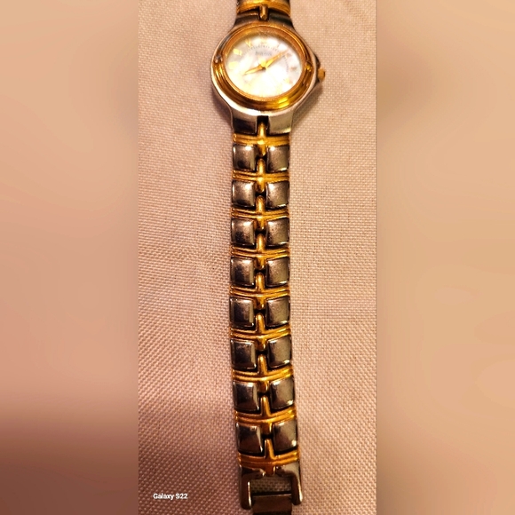 Vintage 1990s woman's Bulova watch - Picture 4 of 12